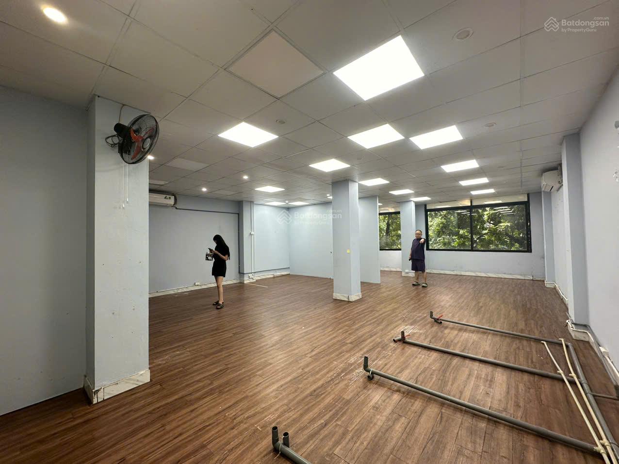 Văn phòng 100m² Làng Việt Kiều Châu Âu - Kinh doanh sầm uất, 17 triệu/tháng