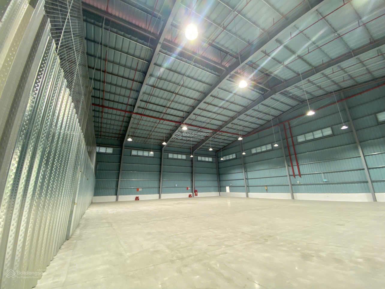 Cho thuê kho xưởng Cổ Linh Long Biên 1500m² - Container vào tận nơi!