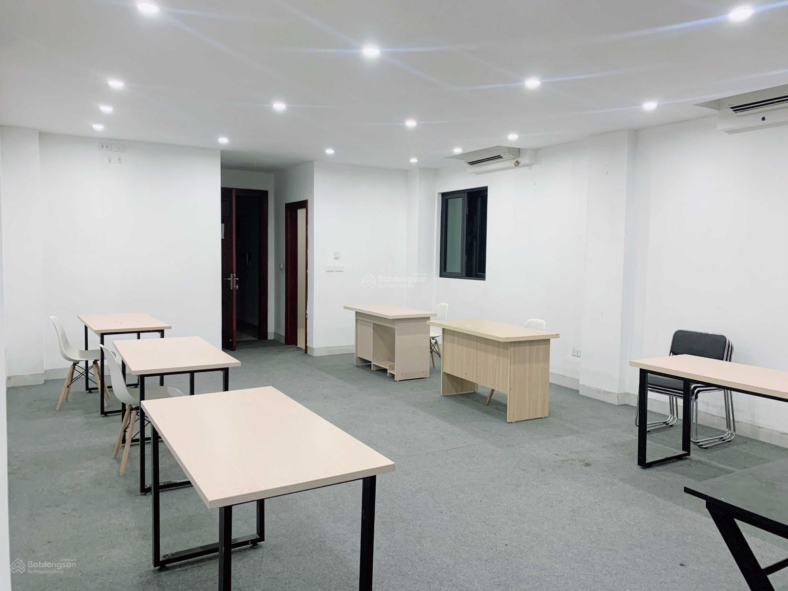 Cho thuê VP 55m² Hoàng Quốc Việt, view đẹp, sẵn VAT, giá 10.8 triệu