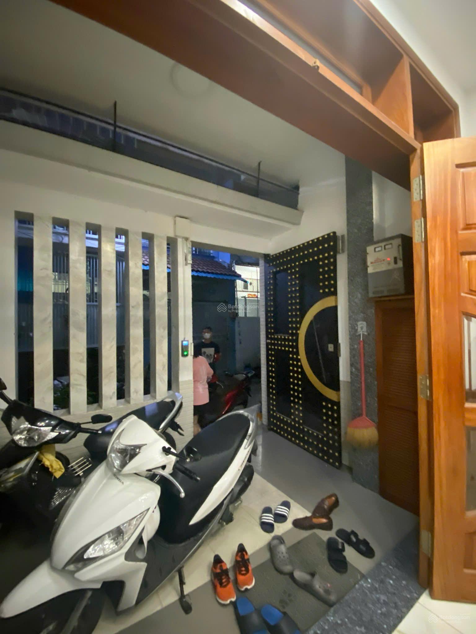 Nhà 4 Tầng Mặt Tiền Lạc Long Quân, Tân Bình - 52m², 4PN, Giá 15 Triệu/Tháng