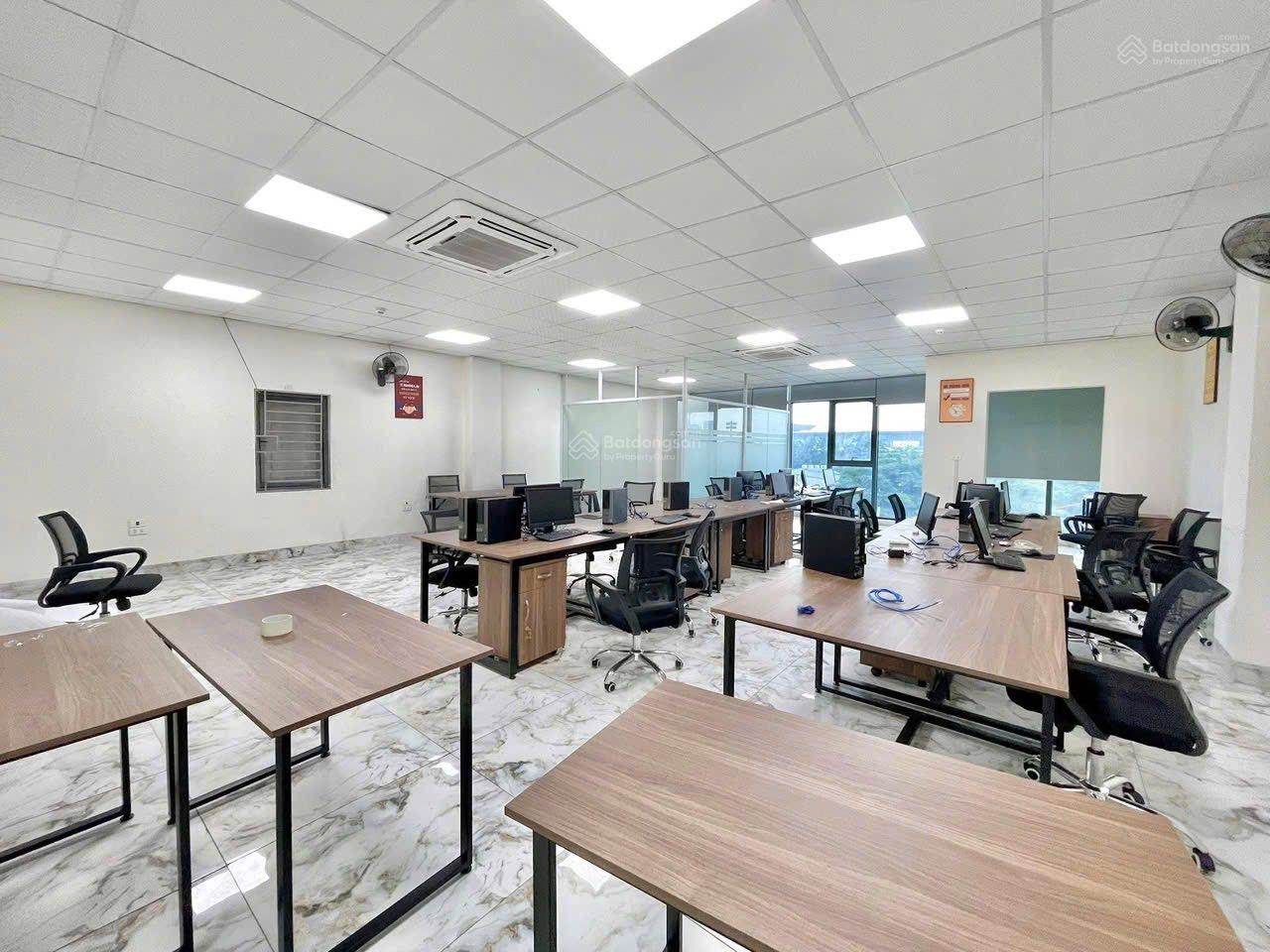 Cho thuê văn phòng Nguyễn Chí Thanh 100m² giá 20 triệu - Sẵn sàng làm việc!