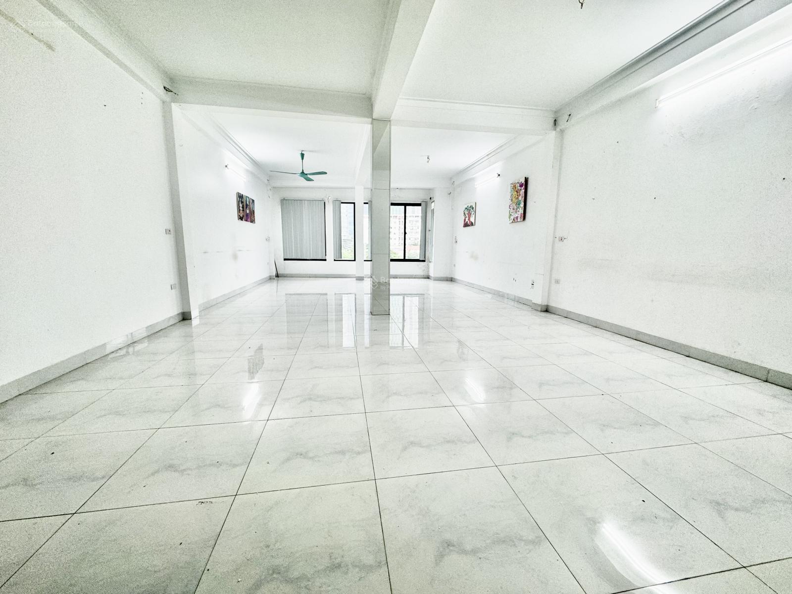 Cho thuê văn phòng 90m² Mễ Trì Hạ - Giá 11.5 triệu, ô tô đỗ cửa
