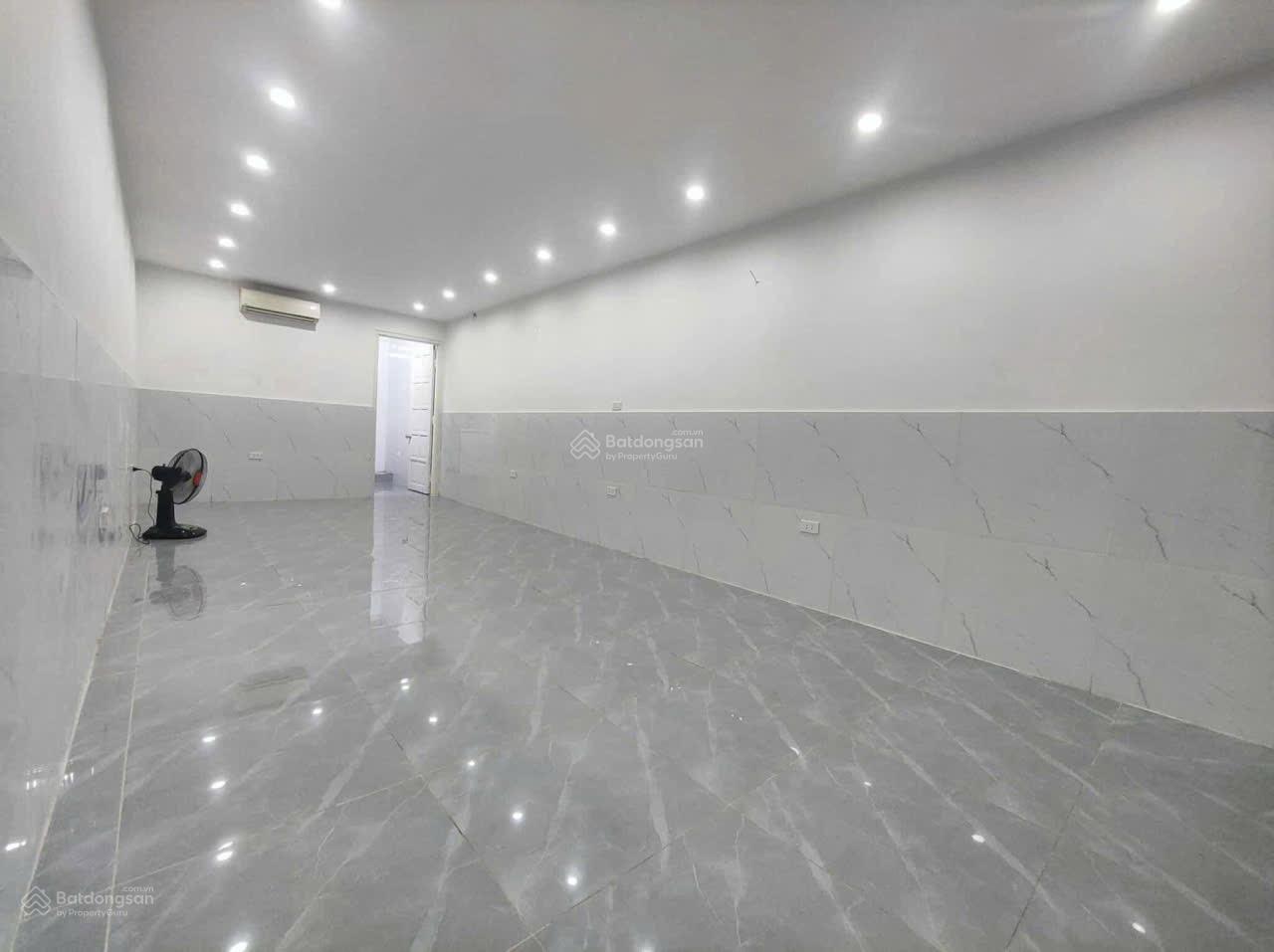 Cho thuê nhà tập thể Ngọc Khánh 50m² - Sân rộng, kinh doanh tốt