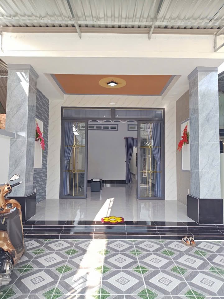 Nhà 140m² Hòa Thành, Tây Ninh - Sổ Đỏ Full Thổ Cư, Sân Ô Tô 7 Chỗ