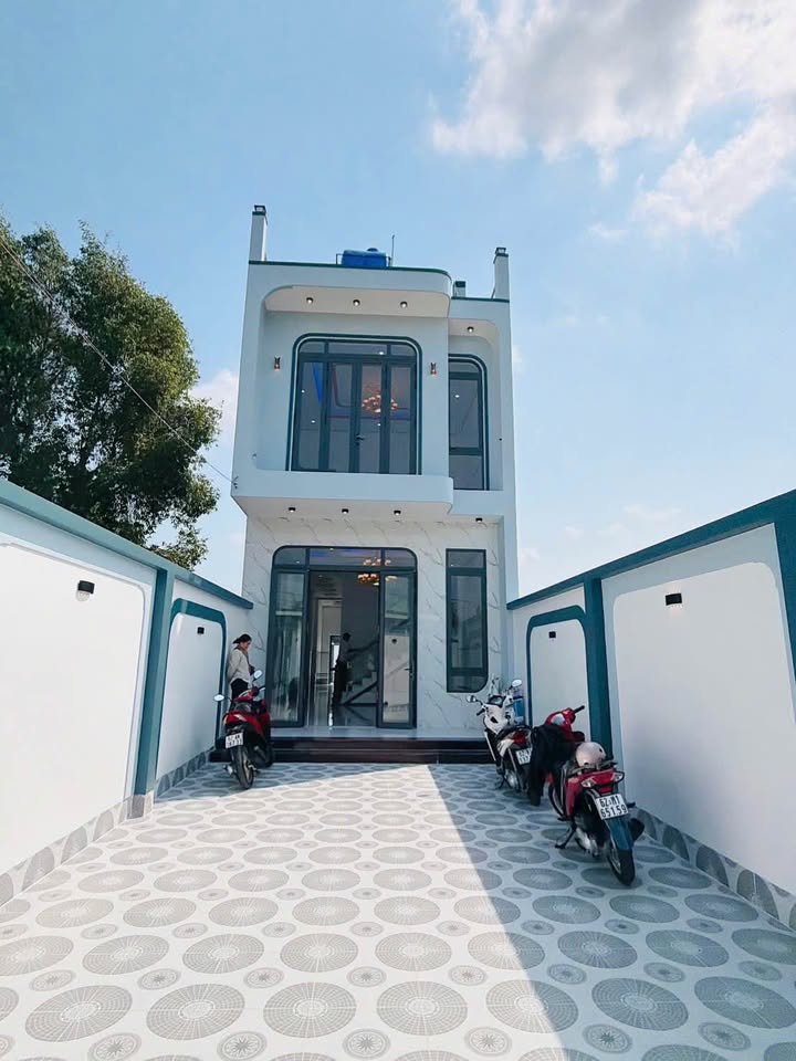 Nhà Mặt Tiền Cần Giuộc 193.6m² - Sẵn sàng ở ngay!