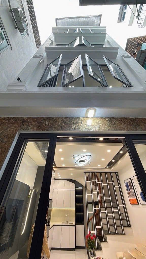 Nhà Ngõ Văn Hương Đống Đa 30m² - 5 Tầng Full Đồ, Lô Góc Sáng Giá 7.85 Tỷ