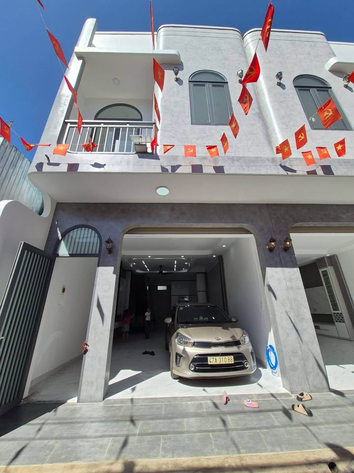 Nhà phố Buôn Ma Thuột 140m² - Sẵn sàng ở ngay, khu an ninh!