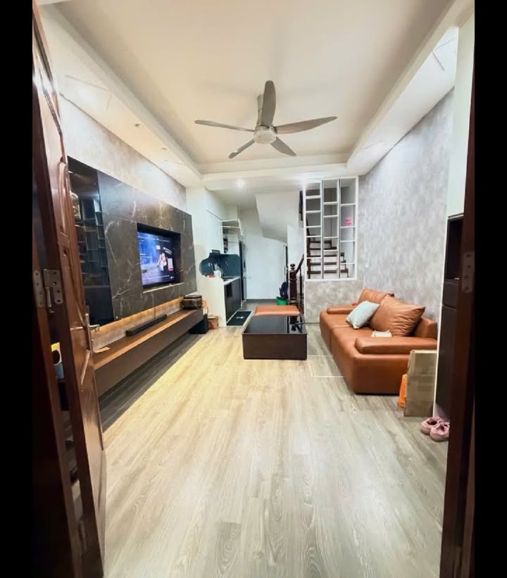 Nhà 30m² Cầu Giấy 5 Tầng - Giá 10.5 Tỷ - Ngõ Thông Kinh Doanh