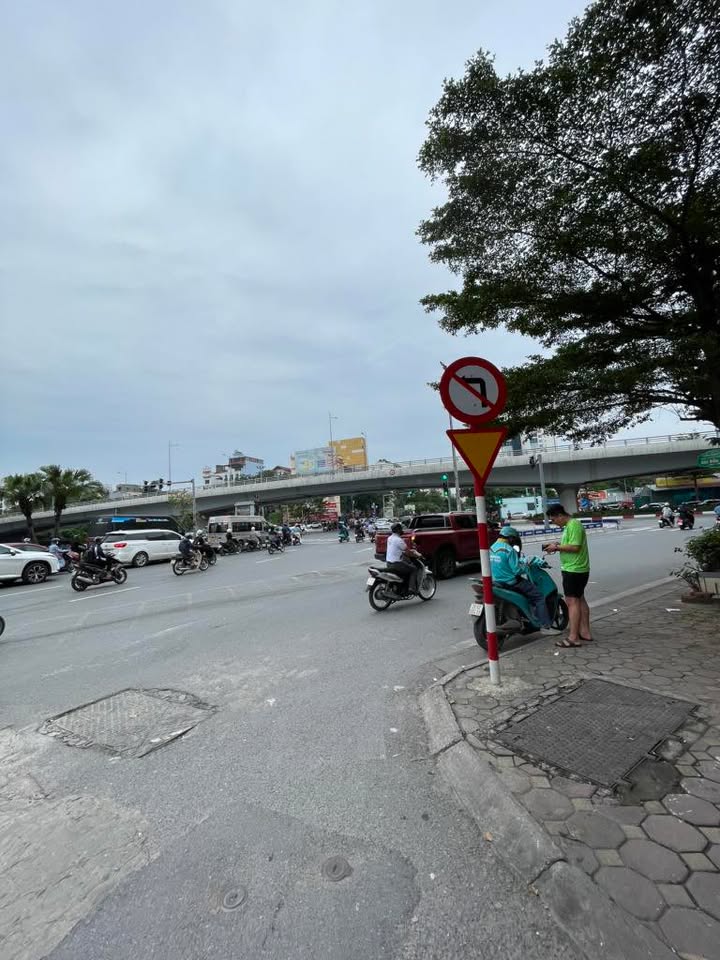 Nhà Mặt Phố Hoàng Quốc Việt 52m² - 20 Tỷ, Ô Tô Đỗ Cửa, Sổ Đỏ Chính Chủ