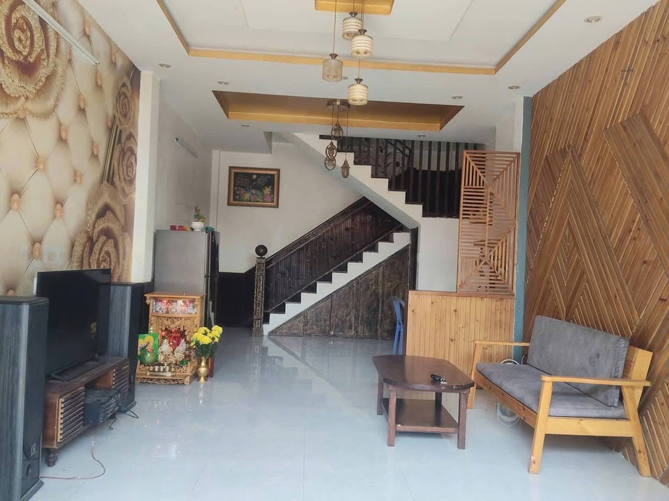 Nhà nguyên căn Tôn Đản 2 tầng giá 5.5 triệu - Ô tô vào tận nhà!