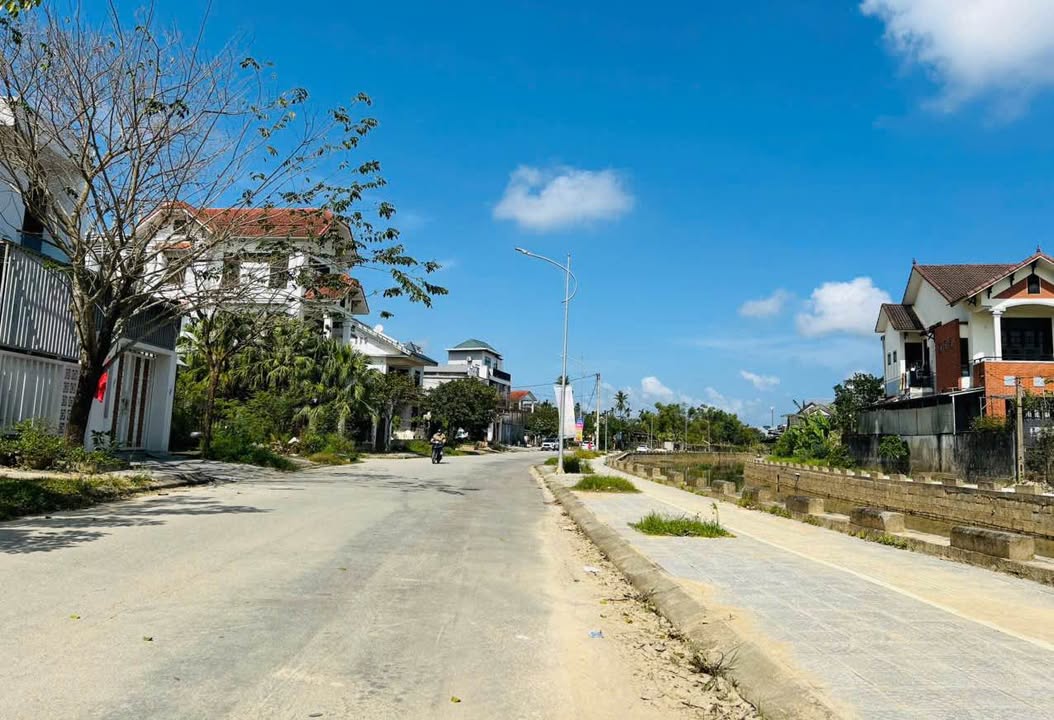 Nhà Mặt Tiền Nguyễn Minh Vỹ, Huế - 164.5m², Hướng Đông Bắc, Giá 6.x Tỷ