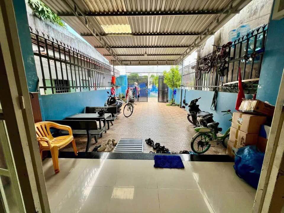 Cho thuê nhà 2 tầng hẻm Nguyễn Mạnh Hùng, Bà Rịa - 3PN, sân xe hơi - 5 triệu/tháng