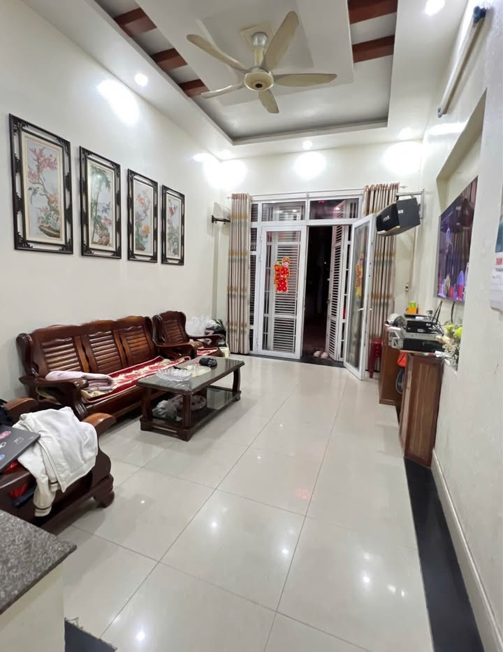 Nhà 3 tầng Lạch Tray 40m² - Sổ đỏ chính chủ, giá đầu tư!