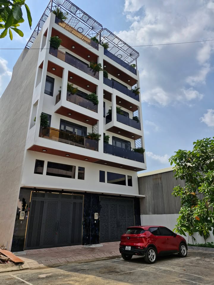 Nhà 160m² Trần Thị Năm, Q12 - 8PN, Thang Máy, Giá 11.5 Tỷ