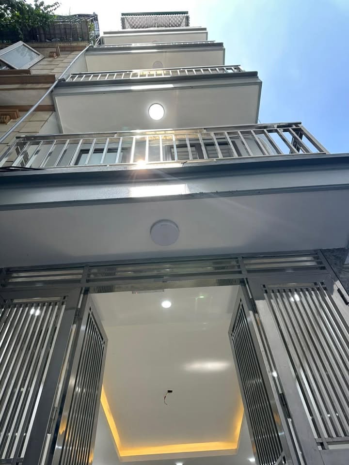 Nhà Cổ Nhuế 1 35m², 6 tầng - Thang máy, ô tô gần nhà!