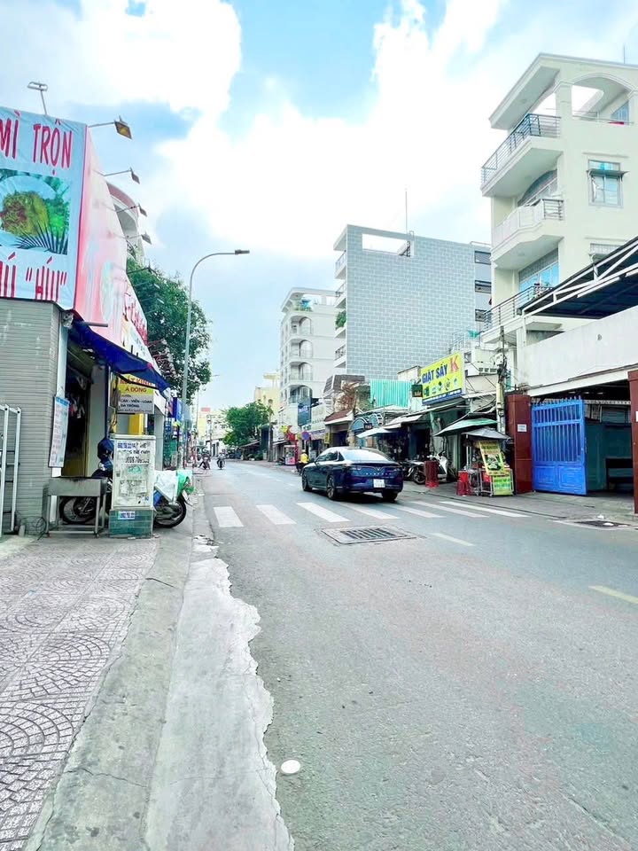 Nhà Mặt Tiền Quận Bình Thạnh 215m² - Cơ hội đầu tư sinh lời!