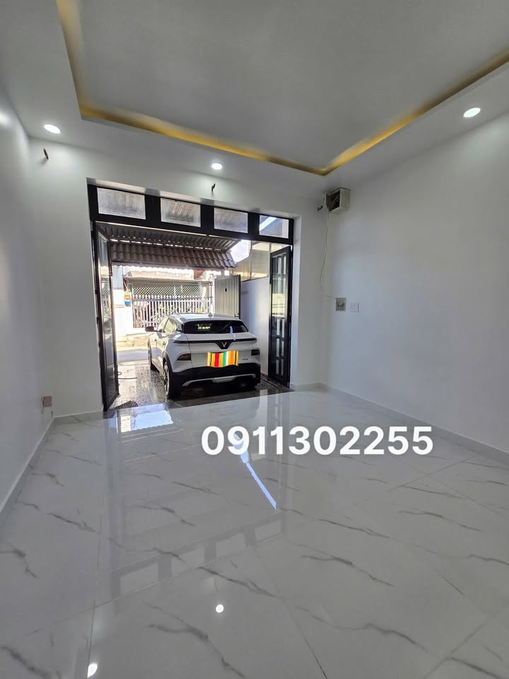 Nhà Mặt Tiền Quận 9 Ngay Vinhomes 70m² - Vị Trí Đắc Địa!