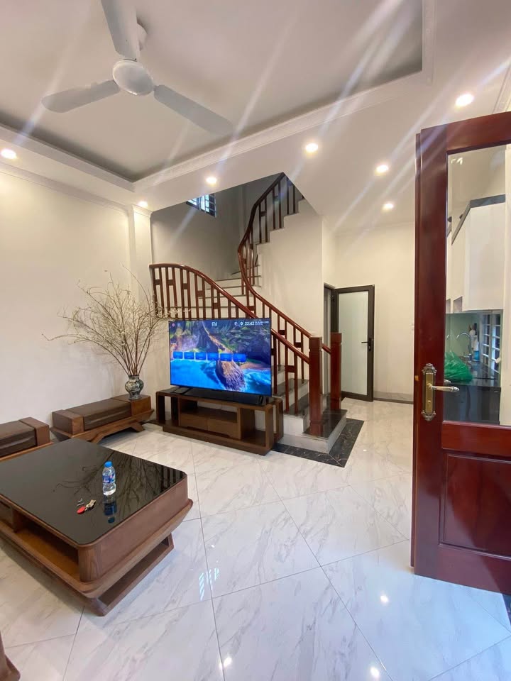 Nhà riêng Thạch Bàn 32m² giá 6 tỷ - Ô tô vào tận nhà!