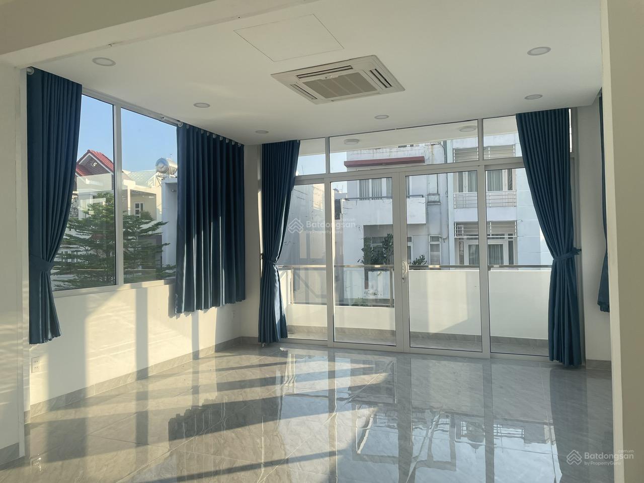 Văn phòng Quận 7 300m² giá 30 triệu - Sẵn sàng làm việc!