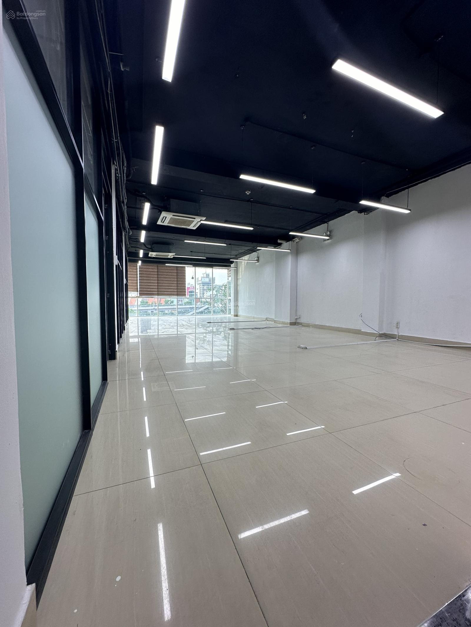 Văn phòng Bến Vân Đồn Q4 140m² - View sông, sẵn sàng làm việc!