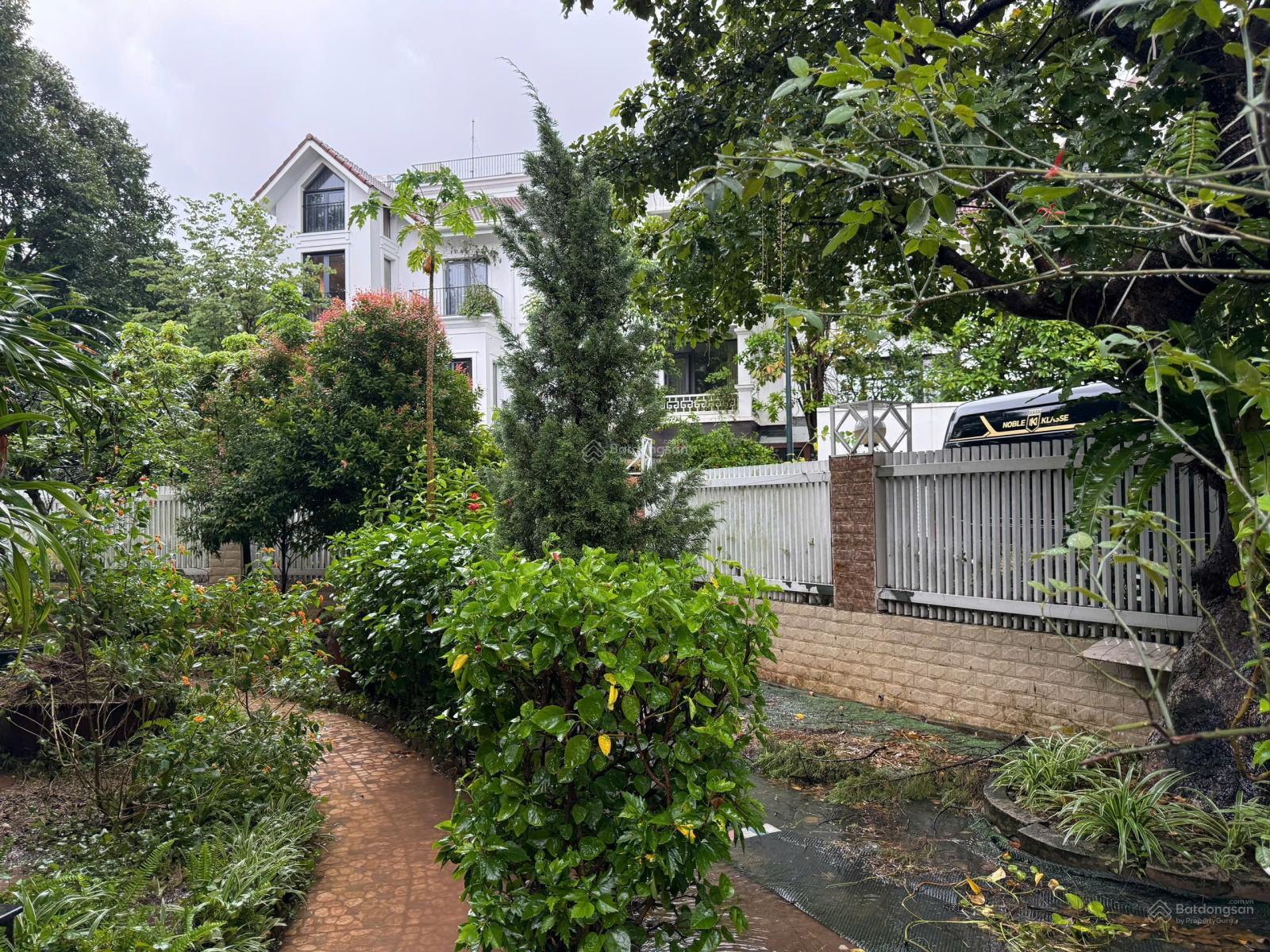 Biệt thự góc Ciputra Tây Hồ 350m² - Giá tốt hiếm có!