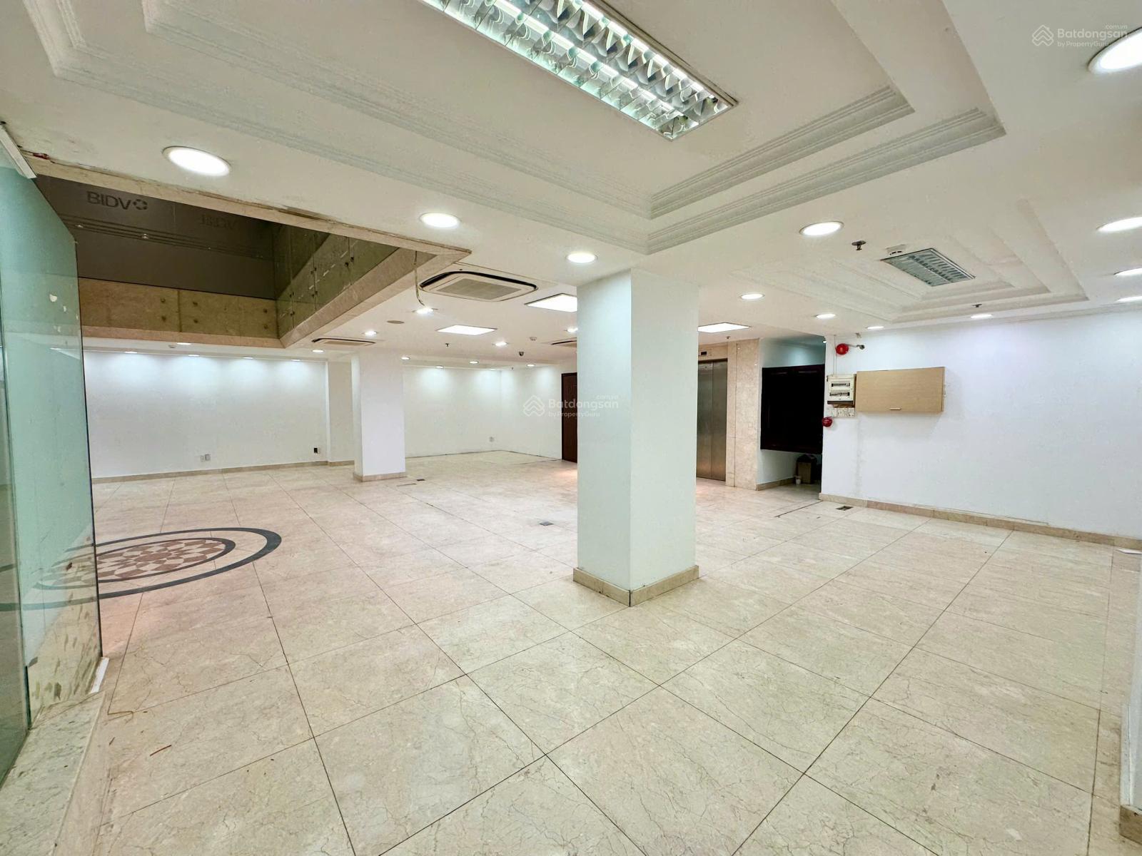 Văn phòng Nguyễn Thiện Thuật Q3 100m² - Sẵn sàng làm việc!