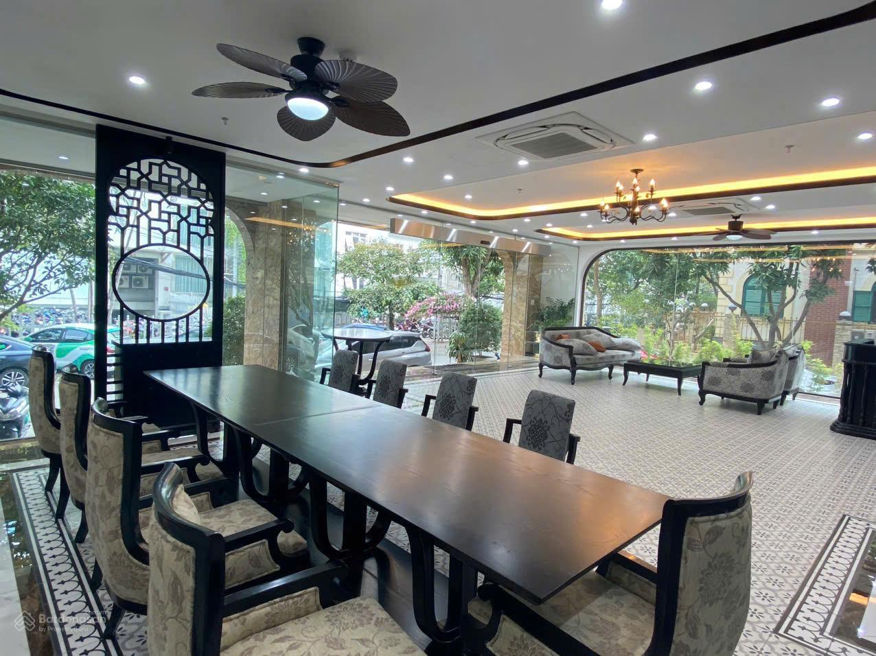 Cho thuê Tòa nhà Lô góc Mặt phố Hoàng Cầu 150m² x 5 Tầng - Kinh doanh Đa ngành