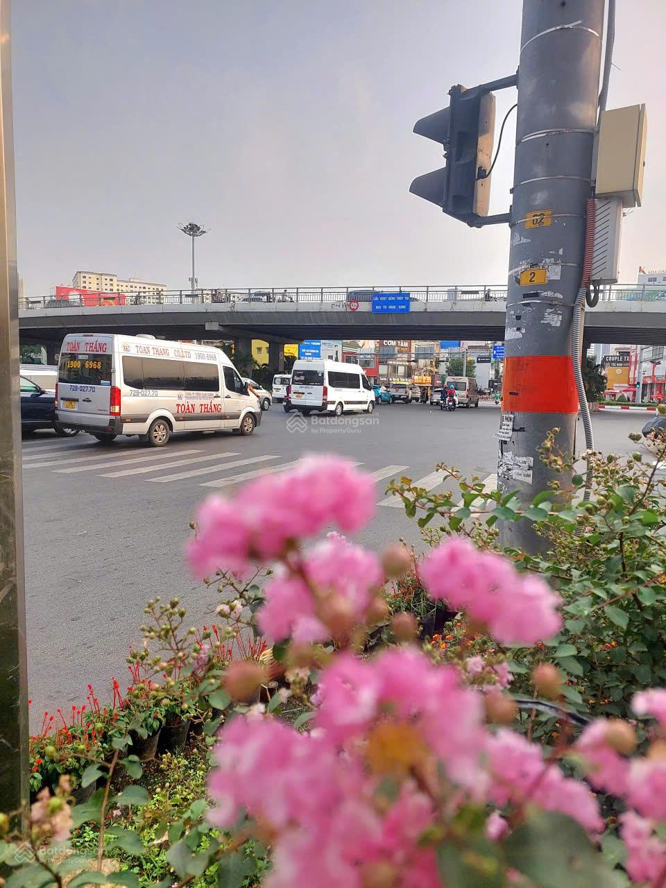 Thuê nhà mặt tiền góc Ngã Tư Hàng Xanh 102m² - Vị trí đắc địa