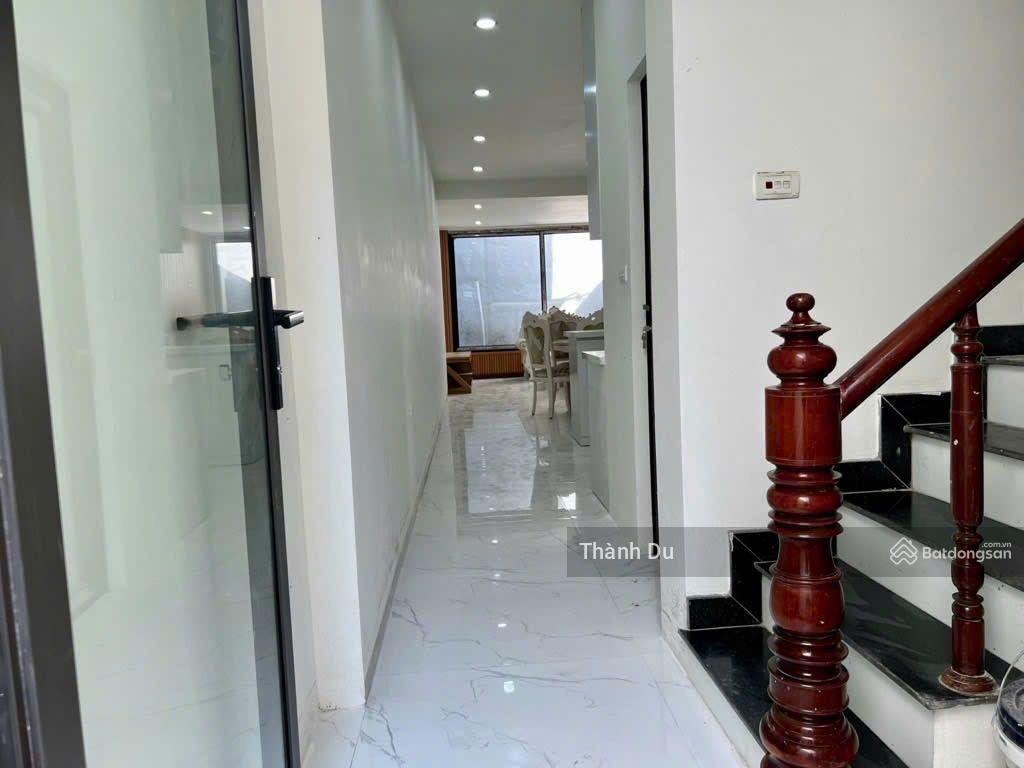 Cho thuê nhà 3 tầng Ngô Gia Tự, Long Biên - 52m2, giá 8tr/th, ô tô đỗ cổng