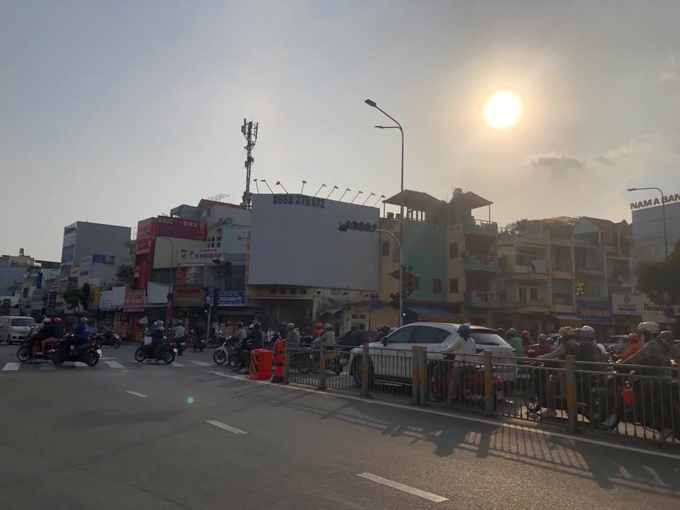 Cho Thuê Mặt Tiền Kinh Doanh Quận Tân Phú - Ngay Ngã Tư Đèn Đỏ