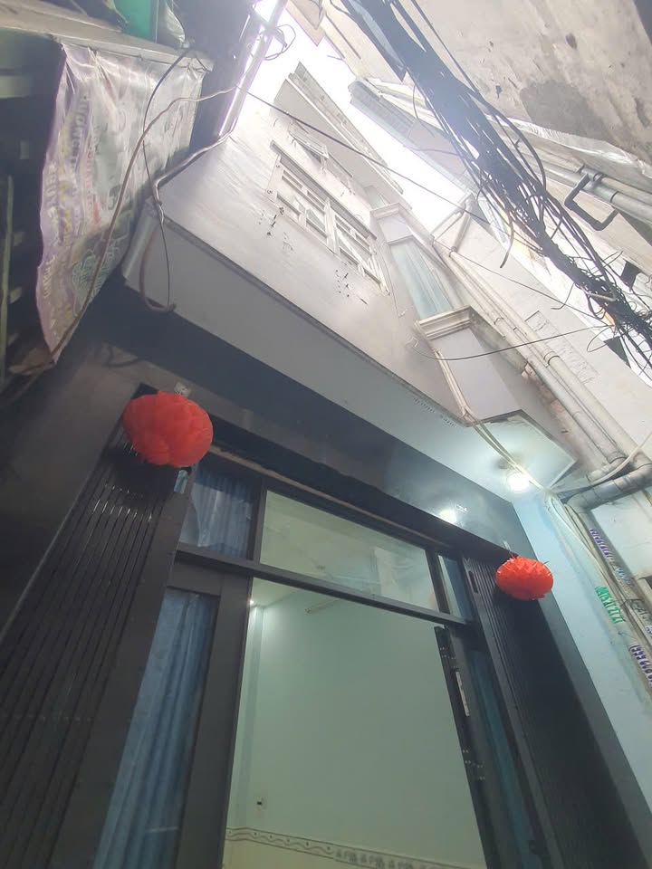 Cho thuê nhà hẻm Nguyễn Tri Phương, Quận 10 - 2PN, 3 lầu, 8 triệu/tháng