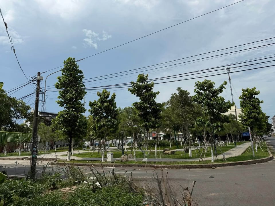 Đất nền góc Rạch Giá 305m² 7 tỷ - Vị trí vàng đối diện công viên!