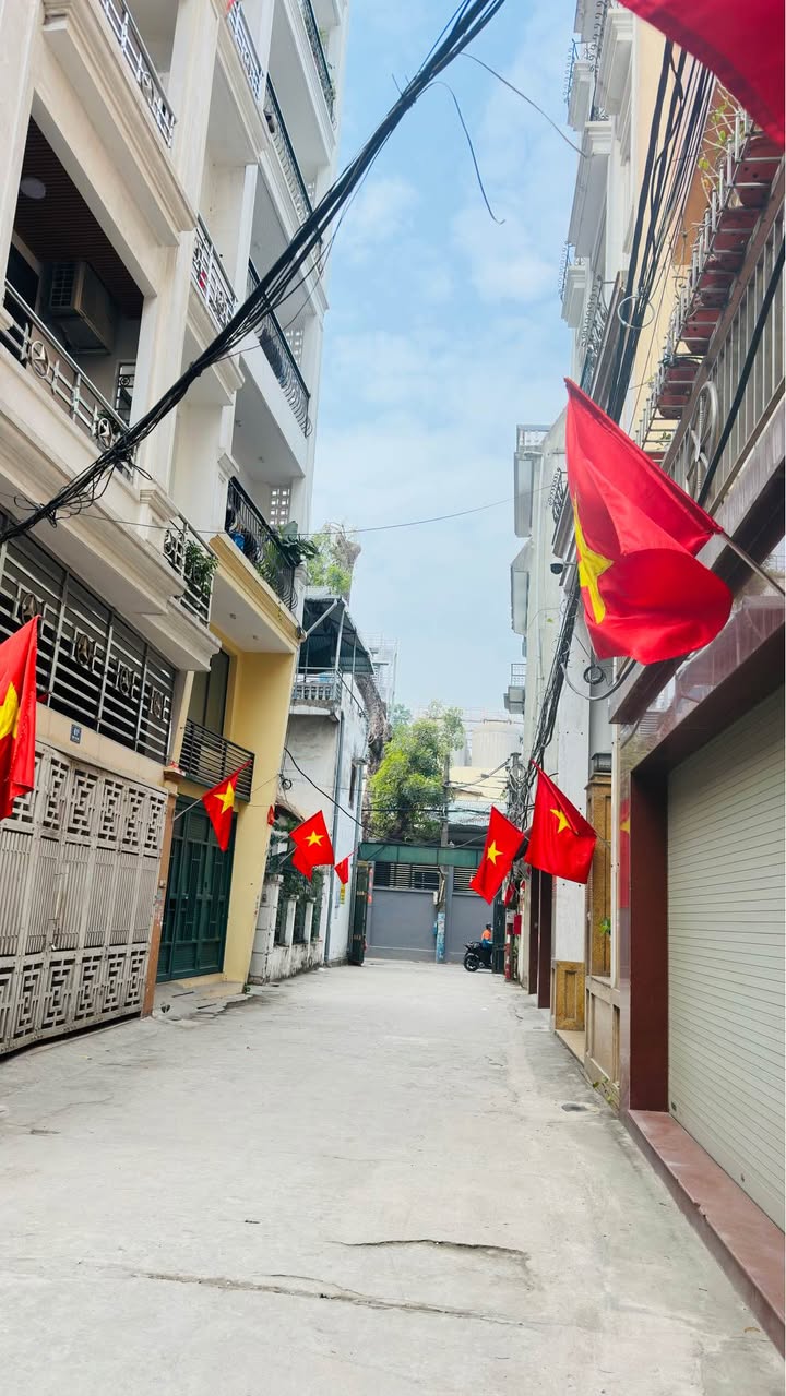 Nhà Phố Cầu Giấy 5 Tầng 30m² - 8.4 Tỷ, Vị Trí Đắc Địa