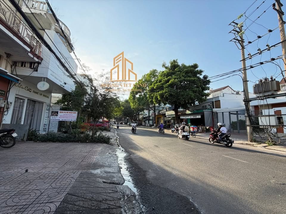 Nhà Mặt Tiền Kinh Doanh Quang Trung, BMT - 75m², 4PN, Sổ Đỏ