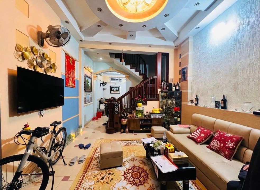 Nhà riêng Cầu Giấy 41.6m² - Sổ đỏ sẵn sàng, ô tô gần nhà!