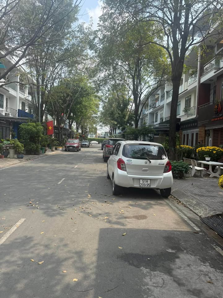 Nhà phố Himlam Phú Đông 20 triệu/tháng - Sẵn sàng ở ngay