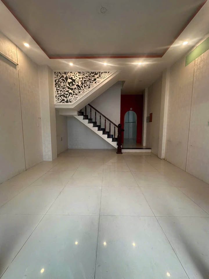 Cho thuê nhà 4 tầng MT Nguyễn Thị Minh Khai, Nha Trang - 68m², 20tr/tháng