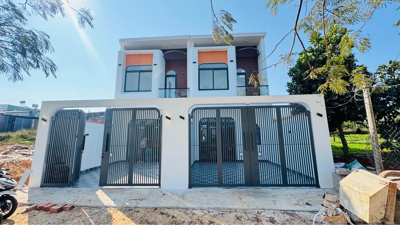 Nhà Hẻm Đặng Trần Côn Pleiku 1.8 tỷ - Sân ô tô, 3PN, sẵn sàng ở!