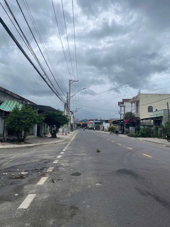 Nhà Mặt Tiền Lê Lợi Vạn Giã 90m² - Gần Biển, Sổ Đỏ - Giá 2.61 Tỷ