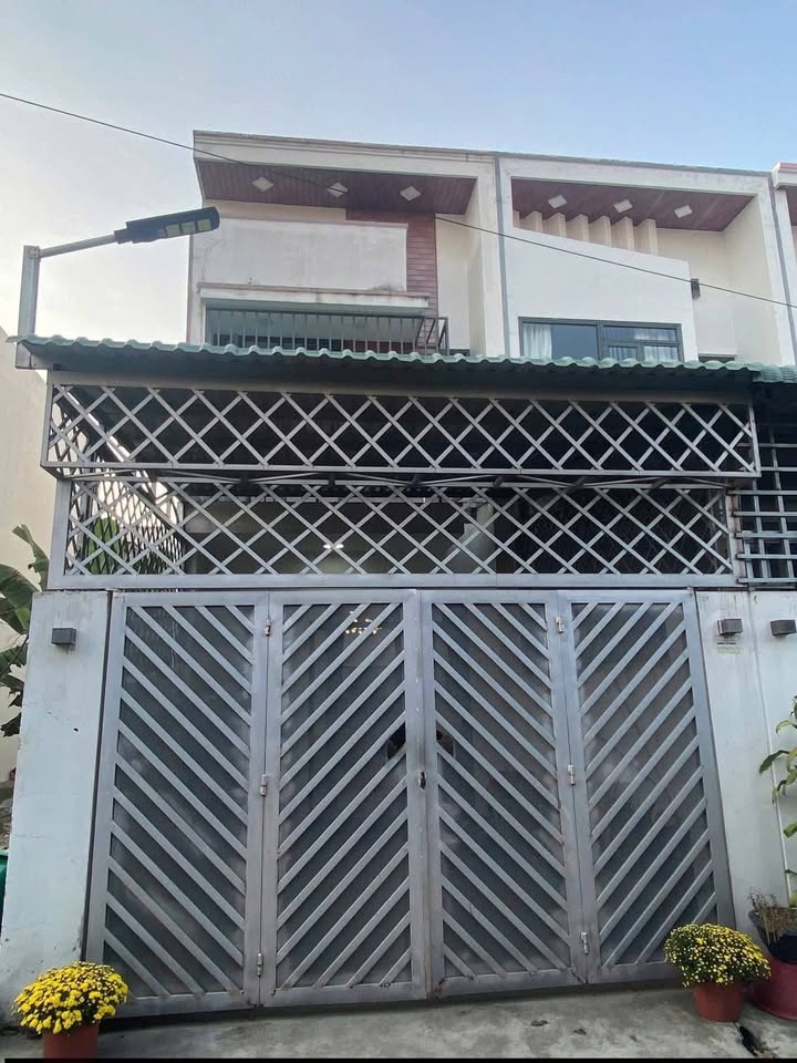 Nhà 2 Lầu 3PN P.Phú Mỹ, TDM - Sân Ô Tô, Giá 7 Triệu/Tháng