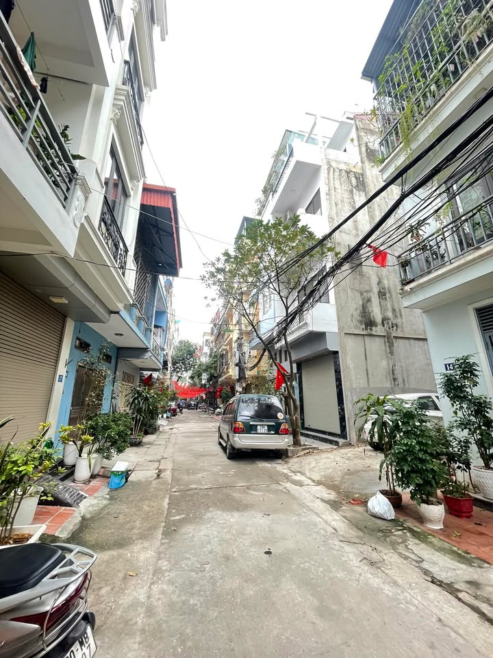 Nhà riêng Hoàng Mai 40m² - Ô tô vào tận nhà, sổ đỏ sẵn sàng!