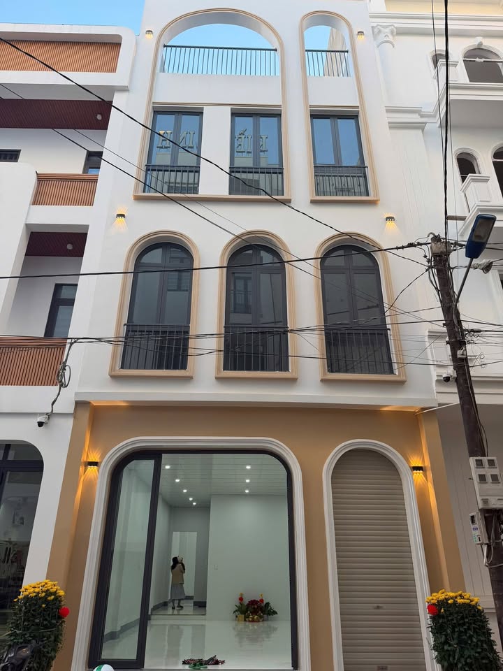 Cho thuê nhà nguyên căn 360m² mặt tiền Nguyễn Tất Thành, Pleiku