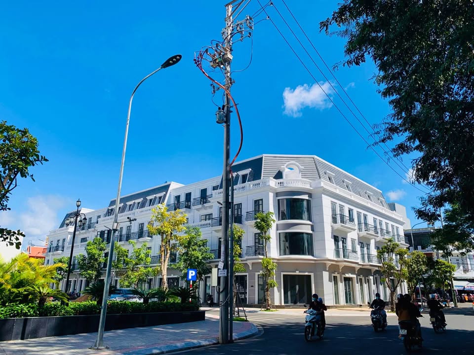 Cho thuê mặt bằng góc Vincom Kon Tum - 2 mặt tiền kinh doanh đắc địa