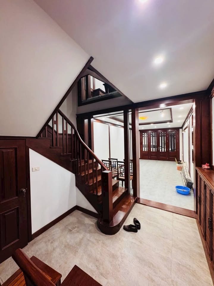Cho thuê nhà nguyên căn Ngọc Thụy, Long Biên - 75m² x 5 tầng, Vỉa hè, Sát Công Viên - 18 Triệu/Tháng
