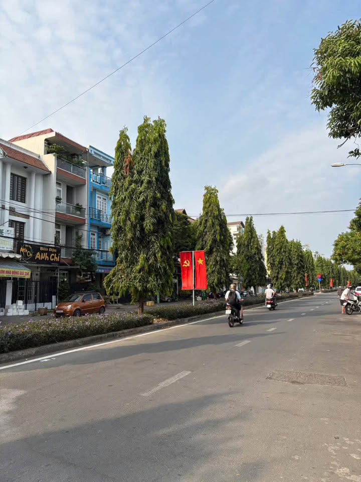 Nhà Phố Thủ Đức 90m² 13.9 tỷ - Mặt tiền kinh doanh đắc địa!