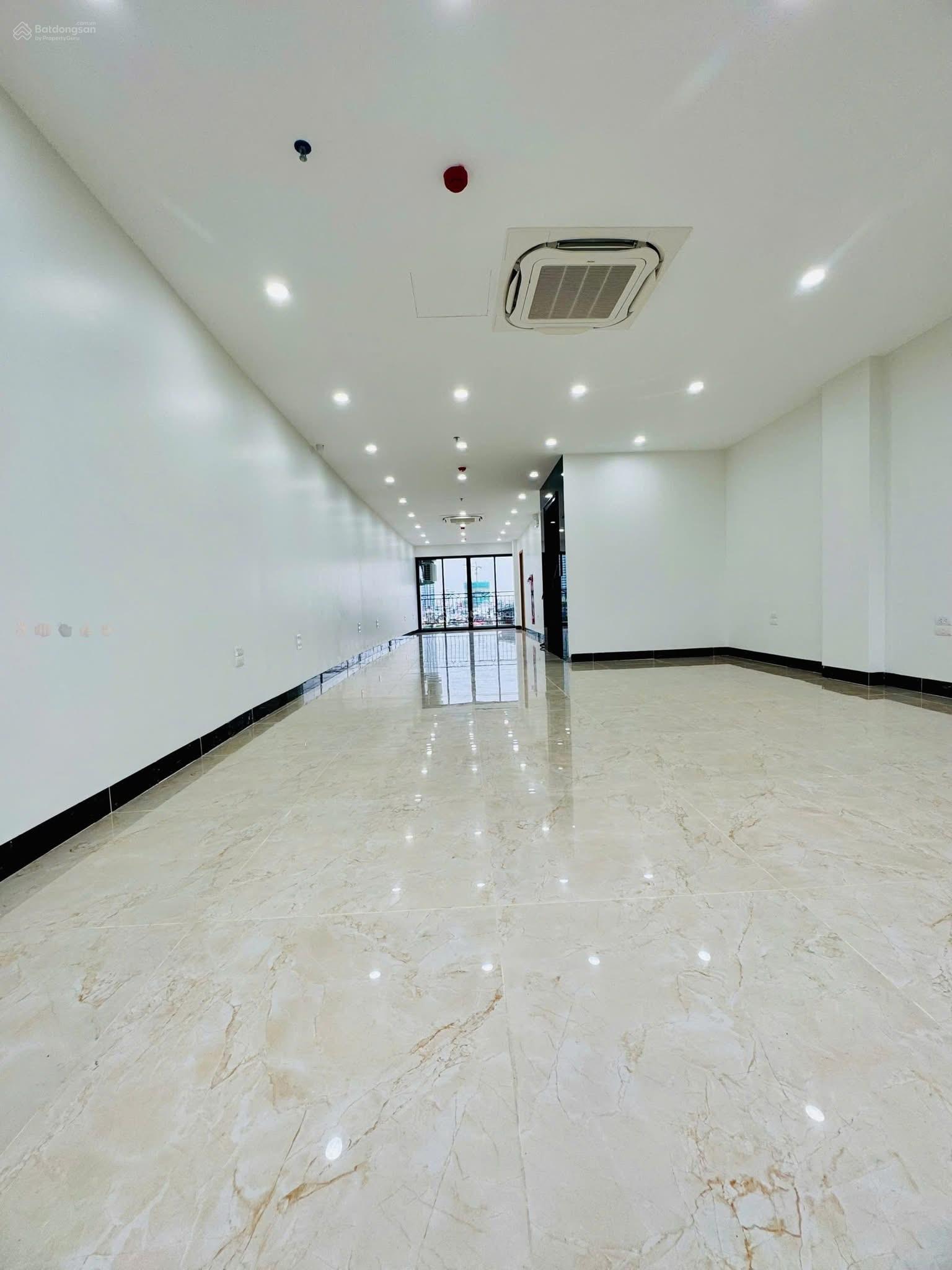 Cho thuê văn phòng mặt phố Đê La Thành, view hồ Ngọc Khánh - 97m² giá 15 triệu