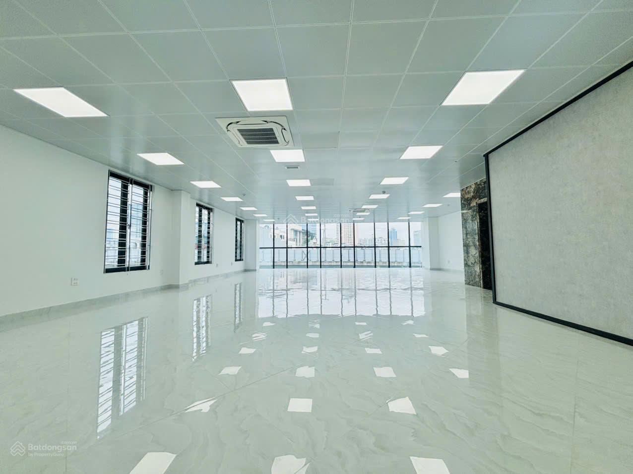 Văn phòng Văn Cao Ba Đình 130m² - Vị trí trung tâm, sẵn sàng làm việc ngay!