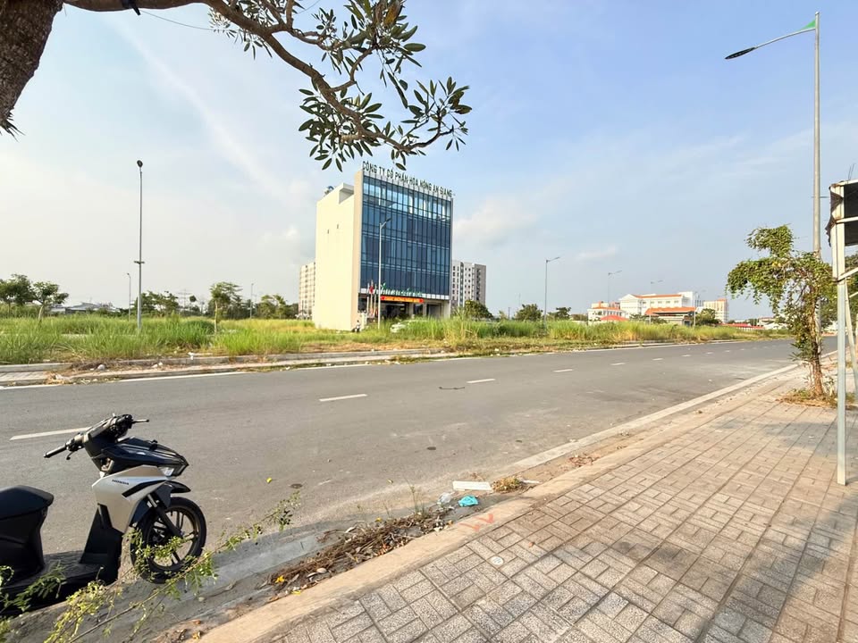 Đất nền Golden City Long Xuyên 120m² giá 2.4 tỷ - Sổ đỏ chính chủ