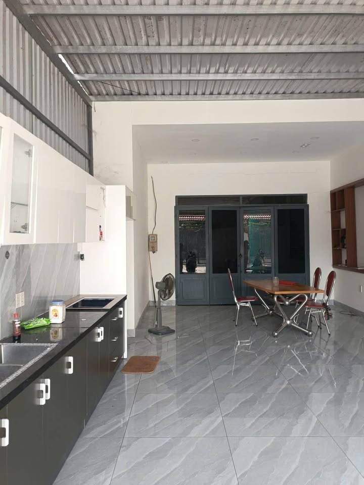 Nhà Mặt Tiền Hóc Môn 200m² - Mặt tiền kinh doanh hiệu quả!