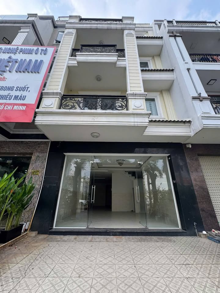 Nhà phố Tân Uyên 3 tầng giá 25 triệu - Vị trí đẹp!